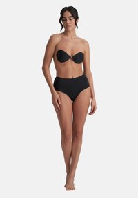 Set bikini nero composto da un top senza spalline con dettaglio a torsione e un bikini bottom a vita alta; texture liscia e design minimalista.