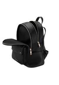Mochila de cuero negro texturizado con dos compartimentos principales abiertos y solapa del bolsillo frontal abierta, cremalleras de tono dorado y correas ajustables.