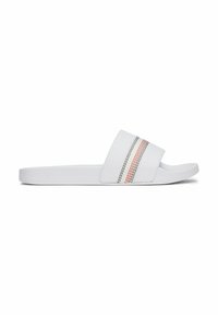 Sandal en slide blanc avec une large sangle arborant des rayures rouges, noires et blanches. Texture lisse, semelle plate, design minimaliste sans quincaillerie.