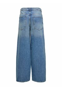 Kalhoty s širokými nohavicemi z světle modrého denimu, s vysokým pasem, dvěma zadními kapsami a lehce vybledlým vzhledem látky.