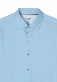 Hellblaues Poloshirt aus strukturiertem Stoff, mit klassischem Kragen, fünf Knöpfen und dezenten geometrischen Mustern.