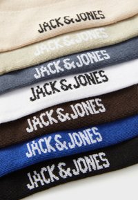 Šest parova čarapa s logotipom "JACK & JONES" prikazanih u raznim bojama: bež, svijetlo zelena, mornarska, bijela, smeđa i plava. Pamuk.