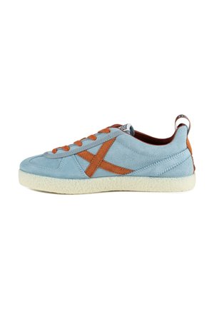 Sneaker in camoscio azzurro chiaro con lacci marroni e design a X laterale, suola crema strutturata e pull tab sul tallone.