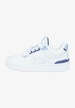 Fehér bőr sportcipő világoskék kiegészítőkkel, texturált hálós nyelvvel, logóval és lapos gumitalppal. Különböző sötétkék részletek díszítik.