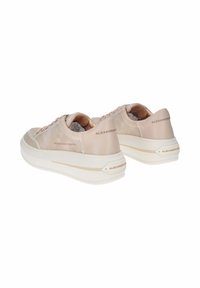 Sneakers in pelle color cuoio con suole a piattaforma bianche, caratterizzati da una finitura testurizzata, dettagliamo cucito e etichettatura del marchio discreta sul tallone.