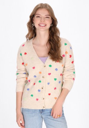 Cremefarbener Cardigan mit bunten Herzen, V-Ausschnitt, langen Ärmeln, Knopfverschluss und weichem, strukturiertem Material.