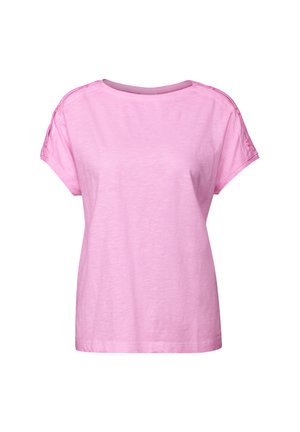 Camiseta de manga corta rosa hecha de tejido ligero, con escote redondo y detalles de botones en los hombros.