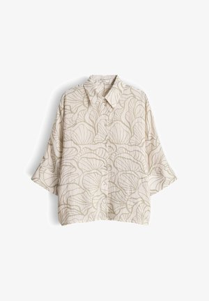 Lockere, kurzärmlige Bluse mit Knöpfen und weitem Kragen, mit abstraktem beigem Blattmuster auf hellem Creme-Hintergrund.