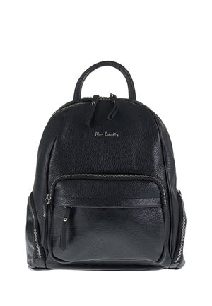 Zaino in pelle nera testurizzata con tasca frontale con zip, manico superiore, cerniere laterali e piccolo logo del marchio argentato sul davanti.
