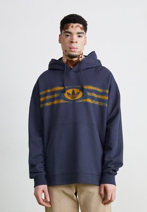 Sweatshirt com capuz azul marinho, apresentando riscas gráficas amarelas e laranjas e um logótipo central, com um bolso frontal e punhos canelados.