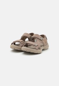 Brune stoffsandaler med justerbare borrelåsremmer, åpen tå-design, teksturert såle og polstret innersåle for komfort.
