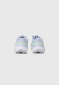 Une paire de chaussures de sport légères bleu clair et vertes montrées de dos sur un fond blanc uni.