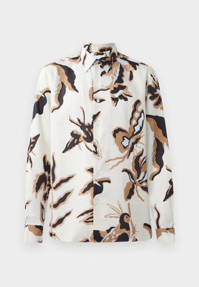 Langärmliges Hemd in Creme mit floralem und Schmetterlingsmuster. Verfügt über einen Button-Down-Kragen, Knöpfe vorne und eine lockere Passform.
