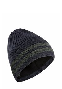 Gebreide beanie in donker marineblauw met een gestructureerd ribpatroon, voorzien van twee contrasterende groene horizontale strepen bij de band.