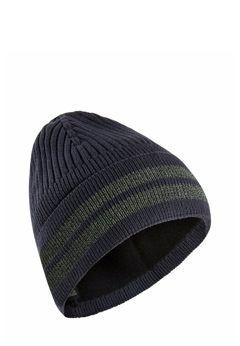Gebreide beanie in donker marineblauw met een gestructureerd ribpatroon, voorzien van twee contrasterende groene horizontale strepen bij de band.