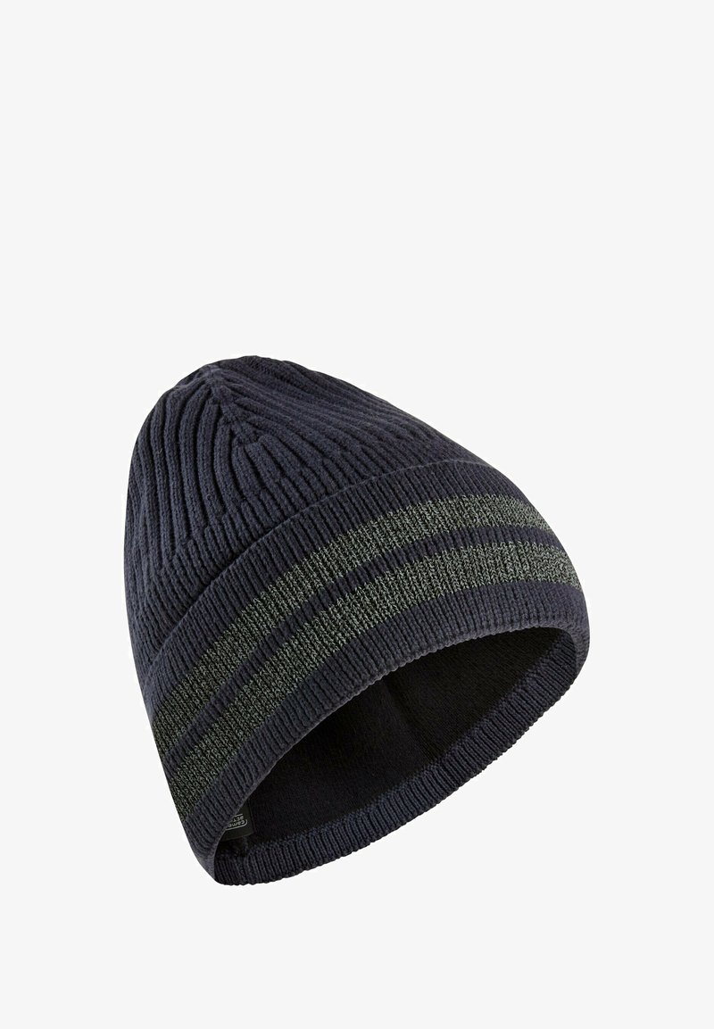 Gebreide beanie in donker marineblauw met een gestructureerd ribpatroon, voorzien van twee contrasterende groene horizontale strepen bij de band.