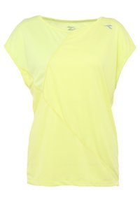 Camisa atlética amarilla de manga corta con panel de malla diagonal y pequeño logo reflectante cerca del hombro izquierdo.