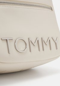 Tommy Jeans BOLD BACKPACK - Mochila - newsprint
