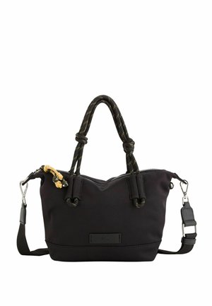 Bolso de tela negra con asas de cuerda anudadas, correa de hombro desmontable, cierres plateados y una pequeña decoración de cuentas de madera cerca de la cremallera.