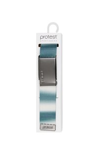 Een teal en wit gestreepte riem met een zilveren metalen gesp. De verpakking is wit met de merknaam "Protest Sportswear" bovenaan.