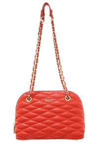 Červená prošívaná kabelka se zlatým řetízkovým popruhem, zaobleného tvaru s raženým diamantovým vzorem. Logo je výrazně vystaveno na přední straně.