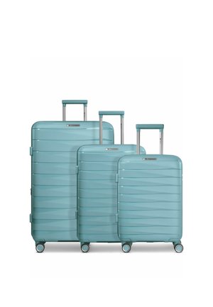 Tre valigie rigide turchesi di diverse dimensioni, con manici estendibili e quattro ruote, disposte fianco a fianco.