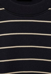 Marinblå randig stickad tyg med horisontella krämfärgade ränder, med en ribbad halsdesign och mjuk textur. Lämplig för avslappnad klädsel.