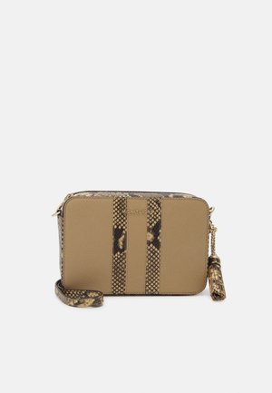Mała prostokątna beżowa torba na ramię z paskami o wzorze skóry węża, dopasowanym paskiem, suwakiem z chwostem oraz złotym logo „Michael Kors”.