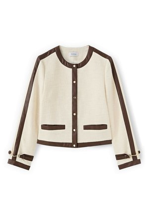 Krémová bunda s texturou a tmavě hnědým lemem podél límce, přední části, rukávů, kapes, spodního lemu a detailů přezek na manžetách, zapínání na knoflíky.