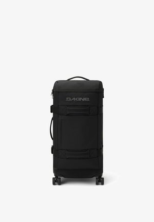 Bolsa de viaje negra con ruedas, fabricada en un tejido duradero, que presenta un asa superior, correas laterales y un logo de marca en la parte frontal. Forma rectangular.