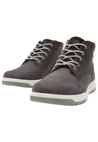 Botas de cuero gris hasta el tobillo con cordones grises, suelas de goma blanca y una textura suave, que cuentan con un diseño minimalista y una caña alta.