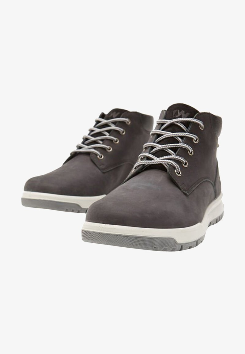 Stivali alla caviglia in pelle grigia con lacci grigi, suole in gomma bianca e texture liscia, caratterizzati da una tomaia alta e un design minimalista.