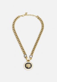 Gouden ketting met een ronde hanger met een leeuwmotief, verfraaid met twee heldere stenen en een zwarte ronde rand.