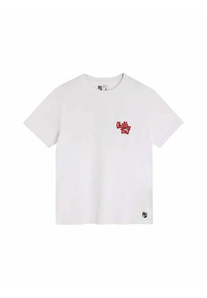 T-shirt en coton blanc avec un graphique rouge brodé "Chilling Time" sur la poitrine gauche, complété par un petit logo noir au bas.