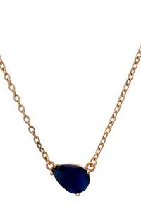 Goldene Kettenhalskette mit einem tropfenförmigen, dunkelblauen Edelstein mit Facetten, der in einem einfachen Krappen-Design eingesetzt ist. Die Kettenglieder sind oval geformt.
