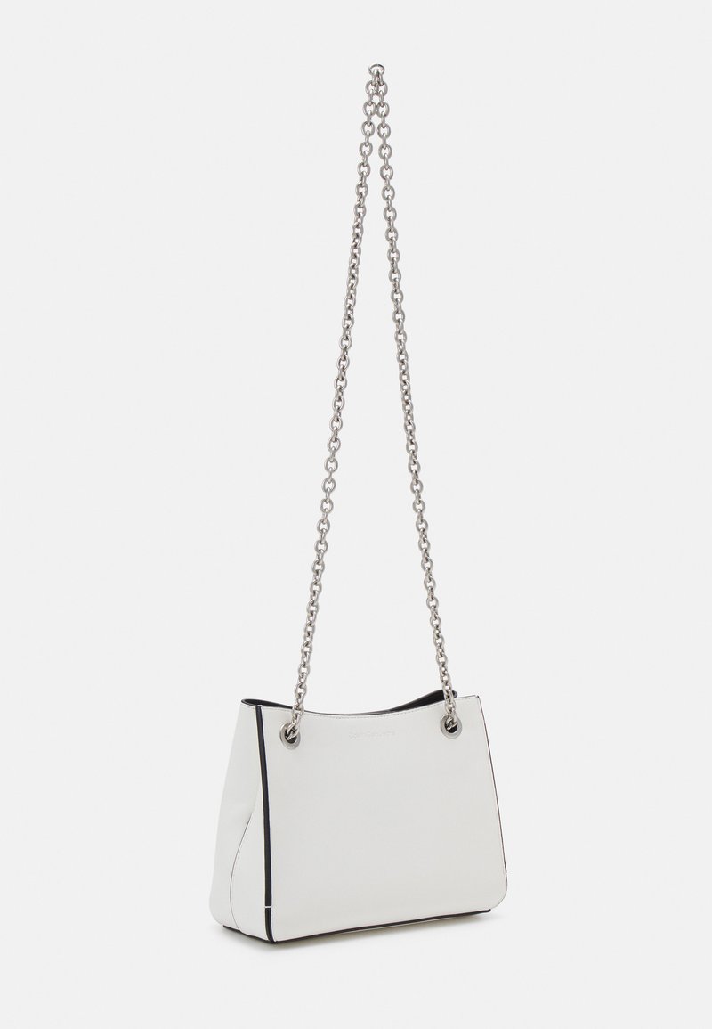 Calvin Klein Jeans SCULPTED SHOULDER BAG MONO - Handtasche - white 