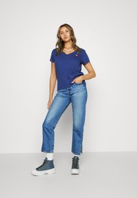 Levi's® THE PERFECT TEE V-NECK - Jednoduché tričko - naval academy