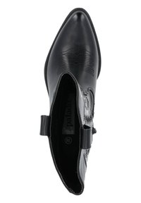 Botín negro de piel hasta el tobillo con puntera afilada, costuras decorativas y una hebilla lateral. El interior muestra la etiqueta y la talla 36. Textura suave.