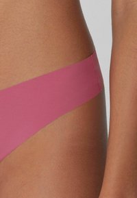 Tezenis MIT HOHEM BEINAUSSCHNITT AUS NAHTLOS  - String - rosa purple orchid