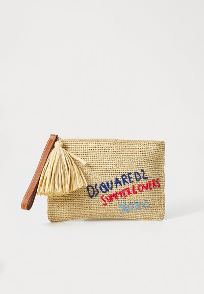 Borsa a mano in juta con una tracolla in pelle color cuoio, caratterizzata da un pendaglio e un testo colorato che recita "DSQUARED2 SUMMER LOVERS XOXO." Design a trama texturizzata.