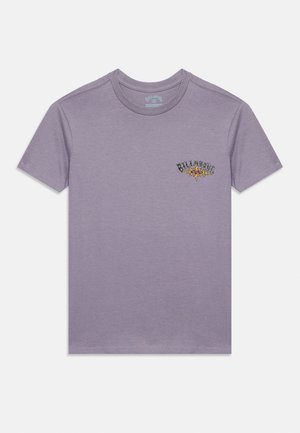 T-shirt lavande à manches courtes avec col rond et petit logo "Billabong" avec un motif de soleil sur la poitrine gauche.