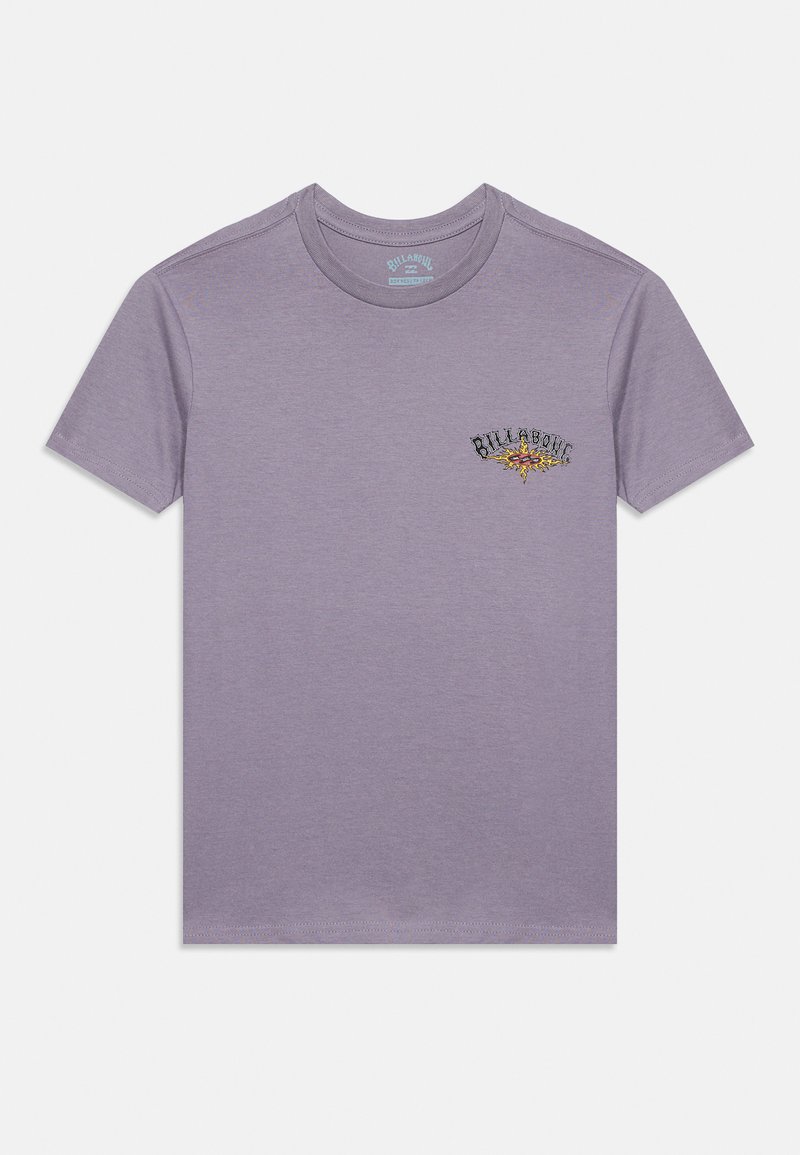 Λιλά κοντομάνικο μπλουζάκι με στρογγυλή λαιμόκοψη και μικρό λογότυπο «Billabong» με σχέδιο ήλιου στην αριστερή πλευρά του στήθους.