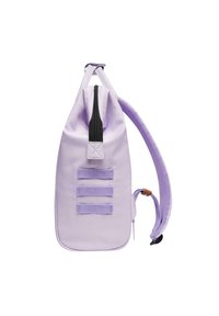 Lila Rucksack mit einem eleganten Design, ausgestattet mit einem oberen Reißverschluss, gepolstertem Tragegurt und drei horizontalen Webschlaufen an der Seite. Glatte Materialtextur.