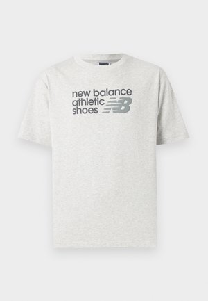 Světle šedé tričko s krátkým rukávem s nápisem "new balance athletic shoes" a stylizovaným logem "NB" ve tmavě šedé barvě na hrudi.