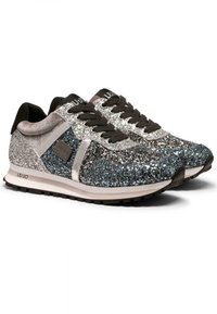 Sneakers glitterati con un mix di argento, nero e blu. Presentano dettagli metallici e un colletto imbottito, montati su una suola bianca a contrasto.