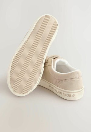 Beige kangastossud tekstuuriga kummitaldaga. Pehme sisetald, küljel diskreetne reljeefne "BEAR HUGS CLUB" ja lihtne disain.