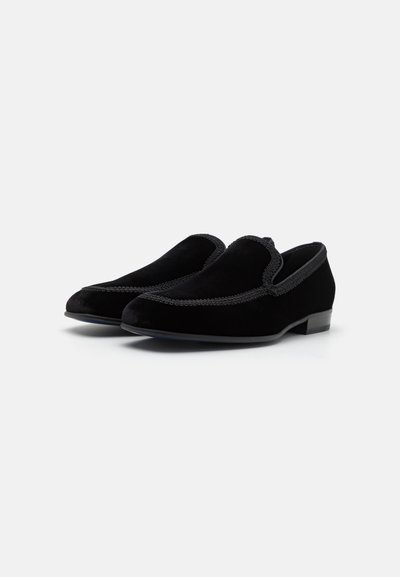 Loafers negri din suede, cu o textură netedă, cusături contrastante pe guler și un toc scăzut. Design simplu și elegant, potrivit pentru ținute formale.