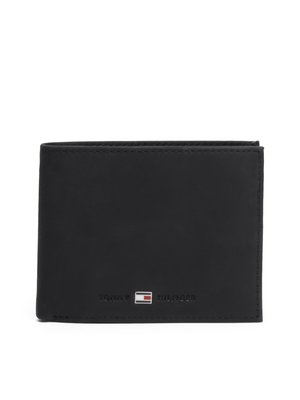 Zwarte leren bifold portemonnee met een gladde textuur, voorzien van het "Tommy Hilfiger" logo en een klein vlagembleem op de voorkant.