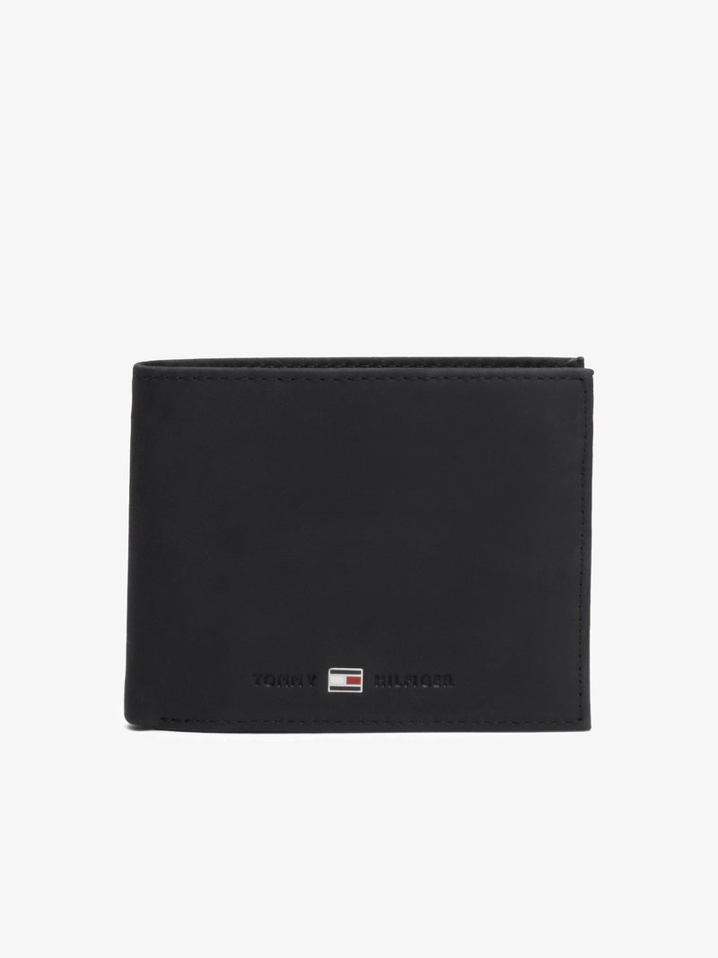 Portofel bifold din piele naturală neagră cu o textură fină, având logo-ul "Tommy Hilfiger" și un mic emblem flag pe față.