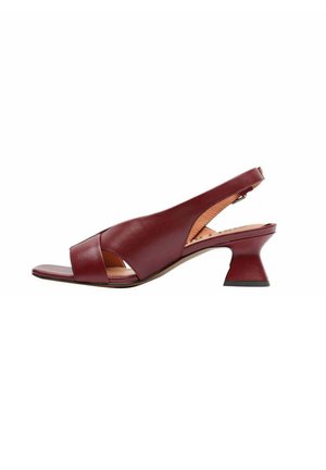 Sandalo slingback in pelle bordeaux con punta aperta, tacco basso curvo a blocco e ampie fasce incrociate.